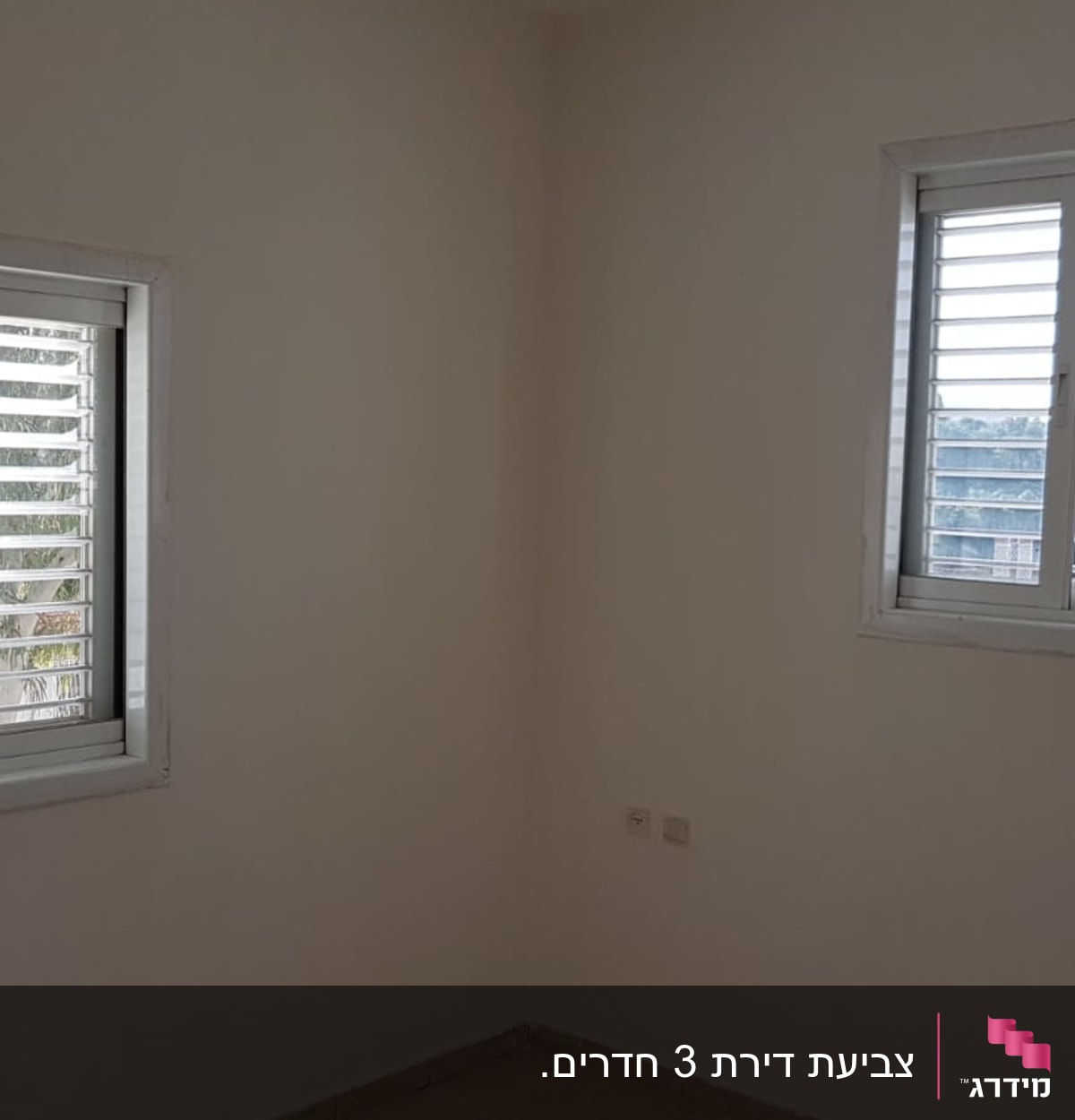 קירות לבנים עם חלונות תריסים